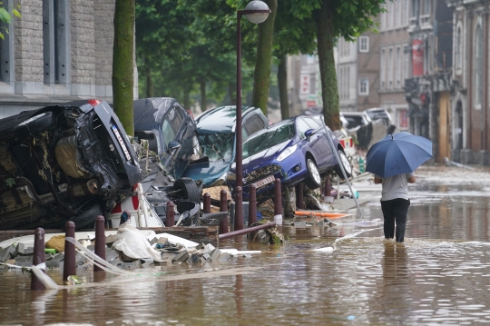 Kondisi Mobil-Mobil Terbalik dan Bertumpukan Akibat Banjir di Belgia