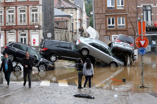 Kondisi Mobil-Mobil Terbalik dan Bertumpukan Akibat Banjir di Belgia