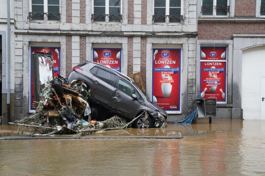 Kondisi Mobil-Mobil Terbalik dan Bertumpukan Akibat Banjir di Belgia