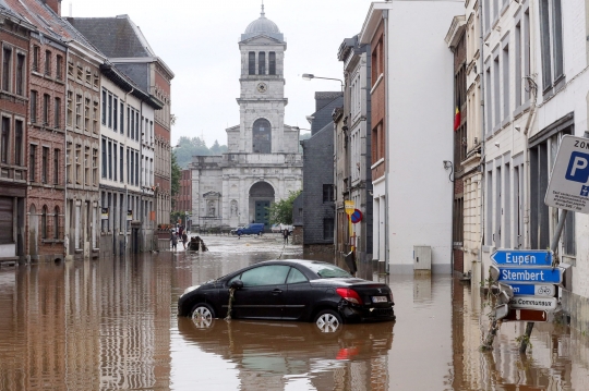 Kondisi Mobil-Mobil Terbalik dan Bertumpukan Akibat Banjir di Belgia