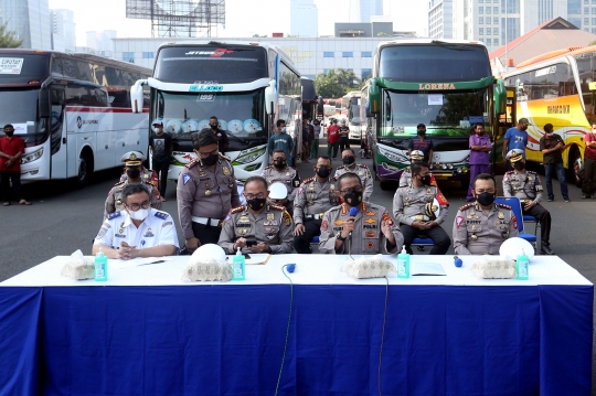 Puluhan Bus Pelanggar PPKM Darurat Diamankan Polda Metro