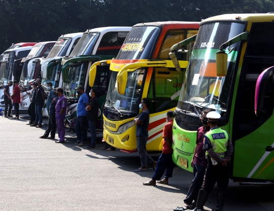 Puluhan Bus Pelanggar PPKM Darurat Diamankan Polda Metro