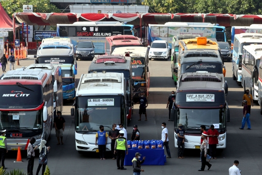 Puluhan Bus Pelanggar PPKM Darurat Diamankan Polda Metro