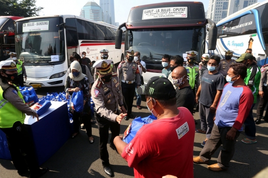 Puluhan Bus Pelanggar PPKM Darurat Diamankan Polda Metro