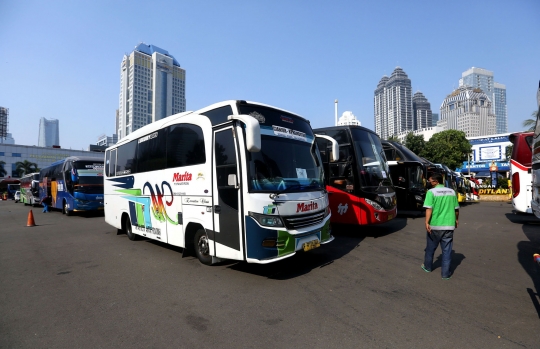 Puluhan Bus Pelanggar PPKM Darurat Diamankan Polda Metro