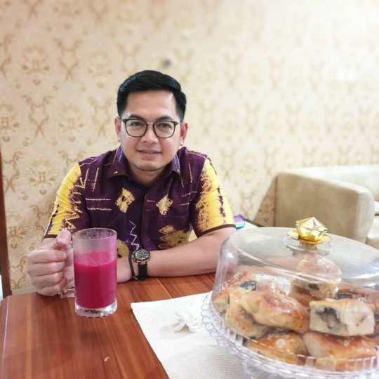 5 Potret Rumah Tommy Kurniawan, Elegan Banget dan Tamannya Luas