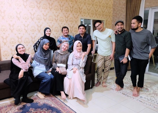 5 Potret Rumah Tommy Kurniawan, Elegan Banget dan Tamannya Luas