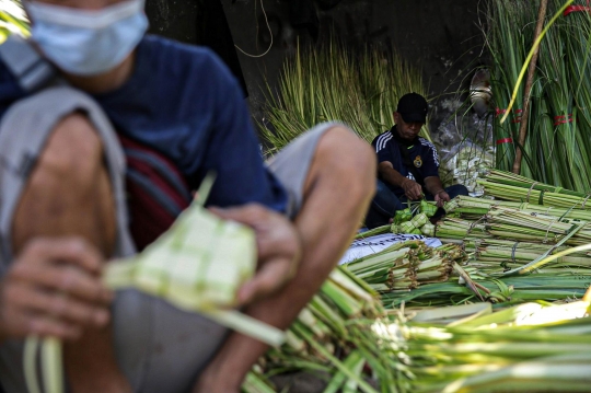 Terdampak PPKM Darurat, Pedagang Ketupat Sepi Pembeli