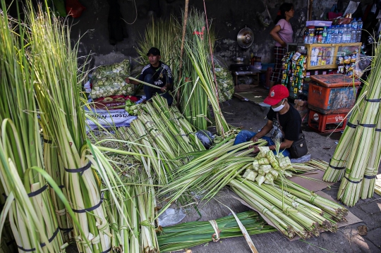 Terdampak PPKM Darurat, Pedagang Ketupat Sepi Pembeli