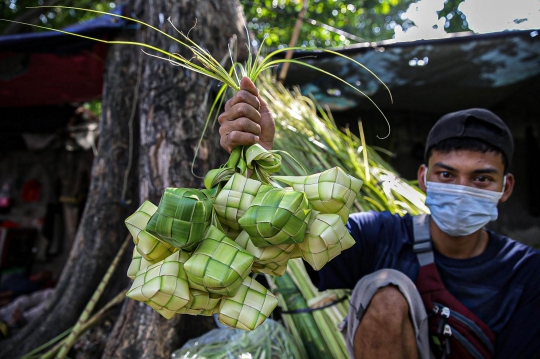 Terdampak PPKM Darurat, Pedagang Ketupat Sepi Pembeli