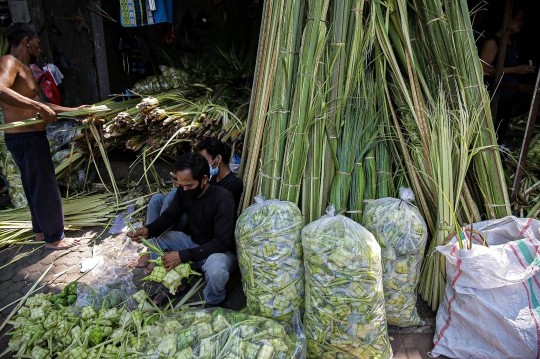 Terdampak PPKM Darurat, Pedagang Ketupat Sepi Pembeli