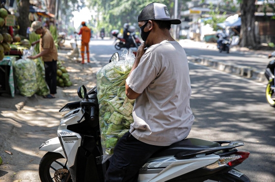 Terdampak PPKM Darurat, Pedagang Ketupat Sepi Pembeli