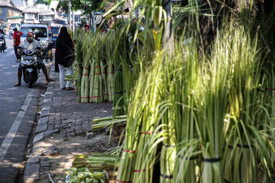 Terdampak PPKM Darurat, Pedagang Ketupat Sepi Pembeli