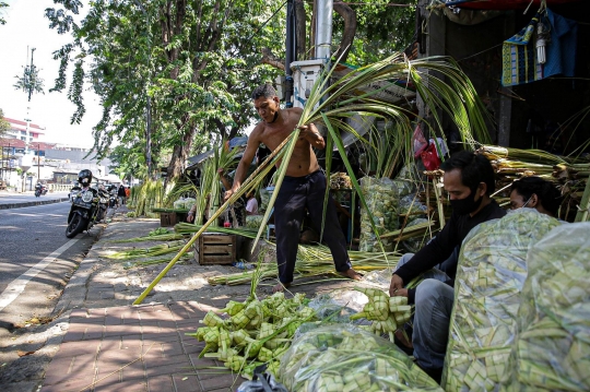 Terdampak PPKM Darurat, Pedagang Ketupat Sepi Pembeli