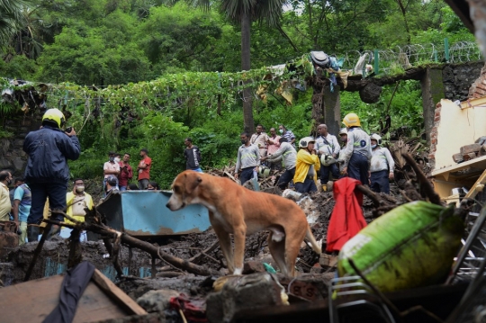 Belasan Tewas Akibat Tanah Longsor di Mumbai