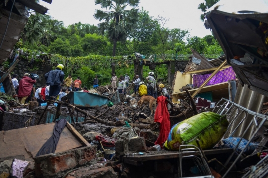 Belasan Tewas Akibat Tanah Longsor di Mumbai