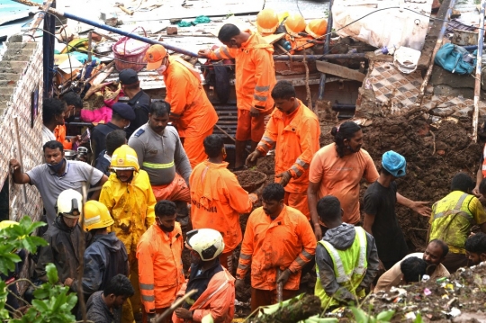 Belasan Tewas Akibat Tanah Longsor di Mumbai