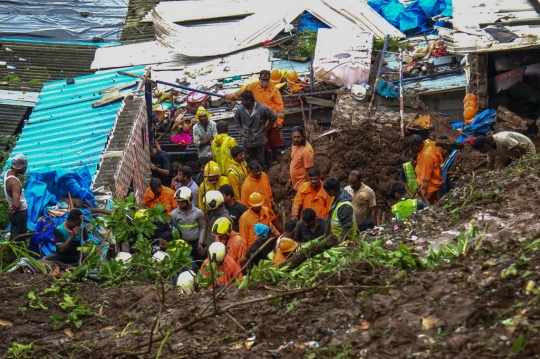 Belasan Tewas Akibat Tanah Longsor di Mumbai