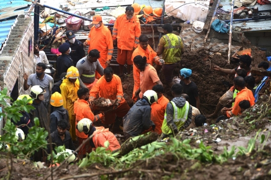 Belasan Tewas Akibat Tanah Longsor di Mumbai