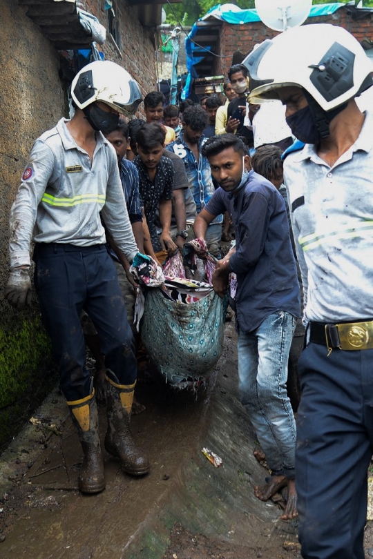 Belasan Tewas Akibat Tanah Longsor di Mumbai