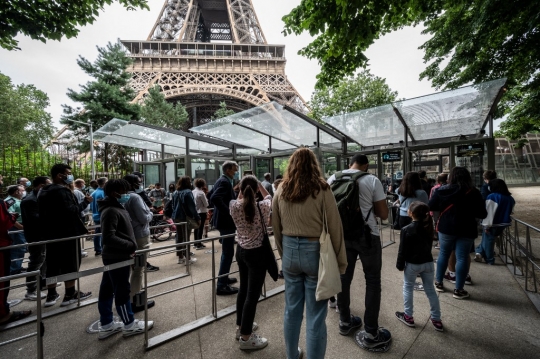 9 Bulan Ditutup, Menara Eiffel Kembali Dibuka untuk Wisatawan