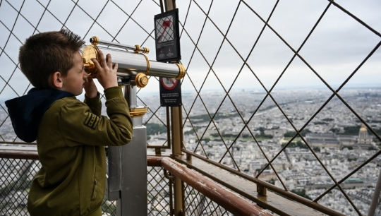 9 Bulan Ditutup, Menara Eiffel Kembali Dibuka untuk Wisatawan