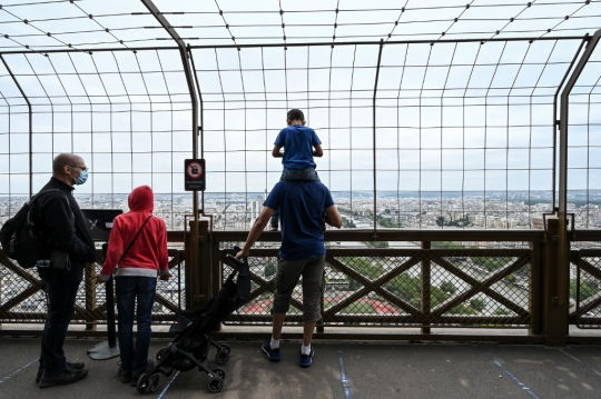 9 Bulan Ditutup, Menara Eiffel Kembali Dibuka untuk Wisatawan