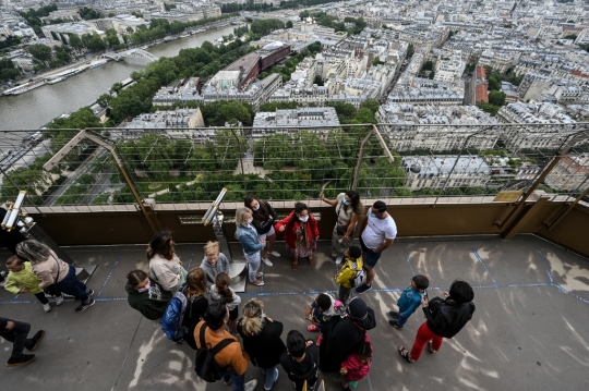 9 Bulan Ditutup, Menara Eiffel Kembali Dibuka untuk Wisatawan