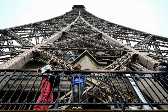 9 Bulan Ditutup, Menara Eiffel Kembali Dibuka untuk Wisatawan