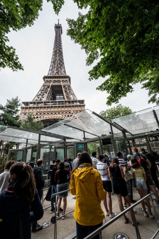 9 Bulan Ditutup, Menara Eiffel Kembali Dibuka untuk Wisatawan