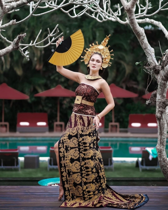 5 Potret Luna Maya Pakai Busana Tradisional Bali, Cantik dan Anggun