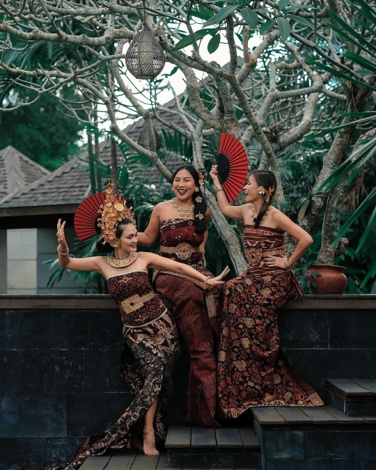 5 Potret Luna Maya Pakai Busana Tradisional Bali, Cantik dan Anggun