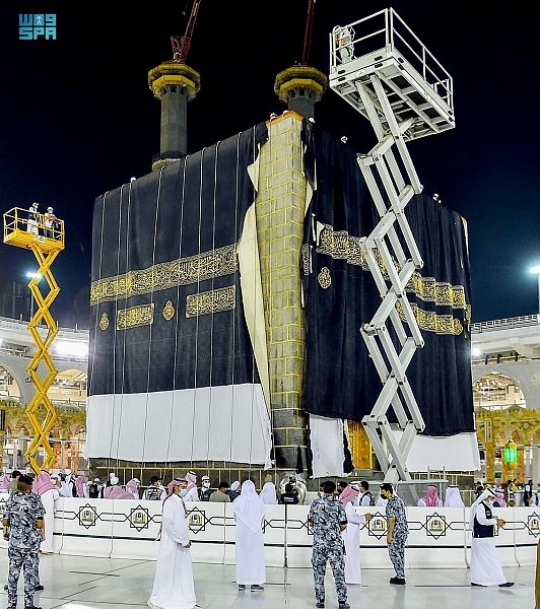 Menengok Proses Penggantian Kiswah Ka'bah Masjidil Haram