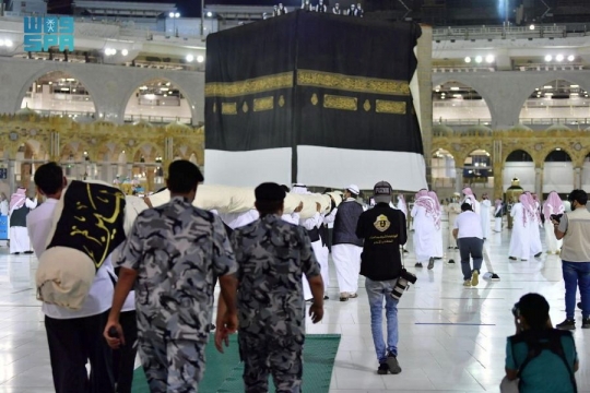 Menengok Proses Penggantian Kiswah Ka'bah Masjidil Haram
