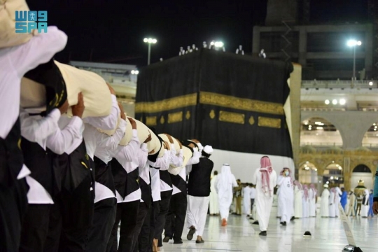Menengok Proses Penggantian Kiswah Ka'bah Masjidil Haram
