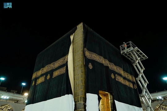 Menengok Proses Penggantian Kiswah Ka'bah Masjidil Haram