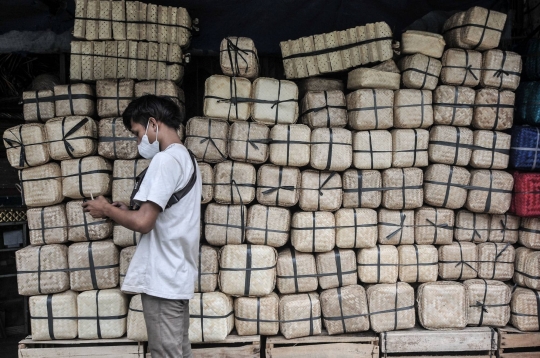 Penjualan Besek Bambu untuk Daging Kurban Menurun