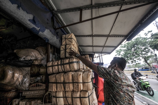Penjualan Besek Bambu untuk Daging Kurban Menurun