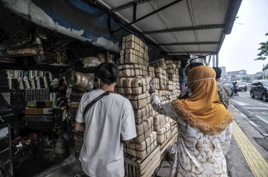 Penjualan Besek Bambu untuk Daging Kurban Menurun