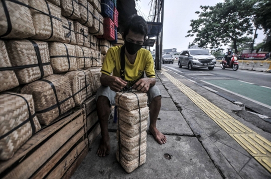 Penjualan Besek Bambu untuk Daging Kurban Menurun