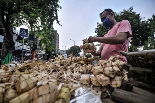 Tradisi Berjualan Ketupat Siap Saji Jelang Lebaran