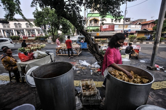 Tradisi Berjualan Ketupat Siap Saji Jelang Lebaran