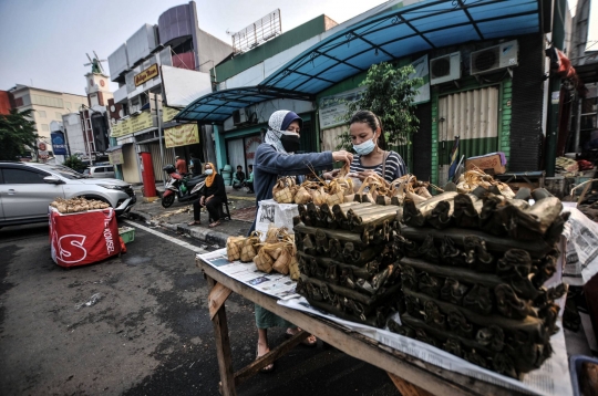 Tradisi Berjualan Ketupat Siap Saji Jelang Lebaran