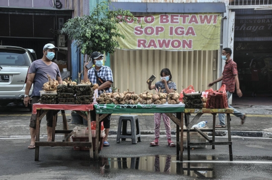 Tradisi Berjualan Ketupat Siap Saji Jelang Lebaran