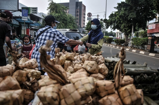 Tradisi Berjualan Ketupat Siap Saji Jelang Lebaran