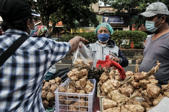 Tradisi Berjualan Ketupat Siap Saji Jelang Lebaran