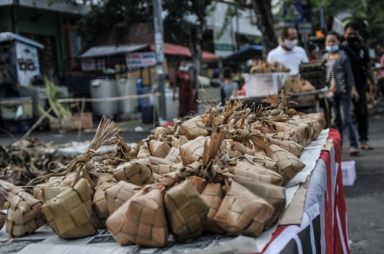 Tradisi Berjualan Ketupat Siap Saji Jelang Lebaran