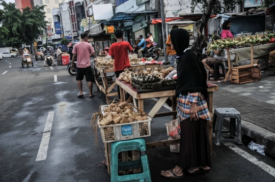 Tradisi Berjualan Ketupat Siap Saji Jelang Lebaran