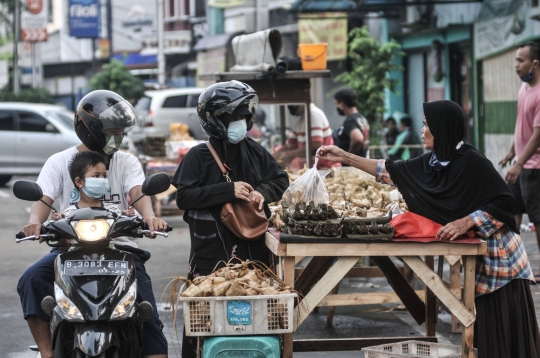 Tradisi Berjualan Ketupat Siap Saji Jelang Lebaran