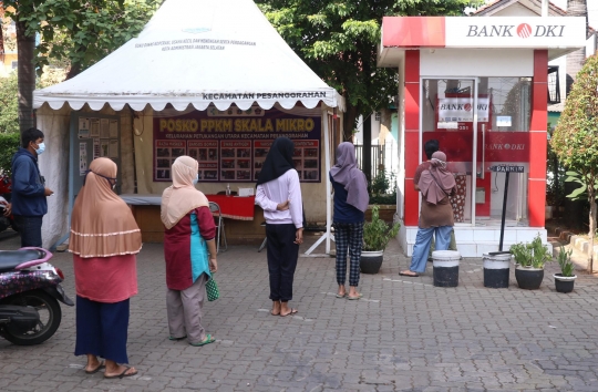 Bansos Covid-19 Cair, Warga DKI Jakarta Serbu ATM